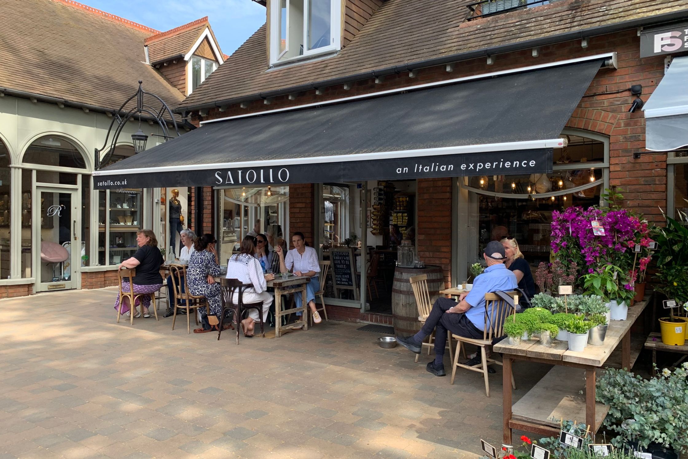 Malow - Liston court cafe